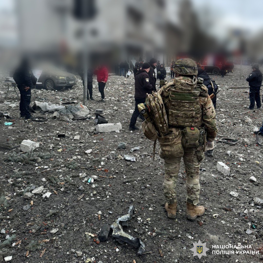 Поліцейській у камуфляжі серед уламків після вибуху.