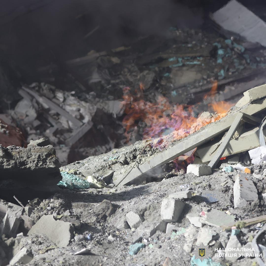 Уламки з вогнем і димом після руйнування.