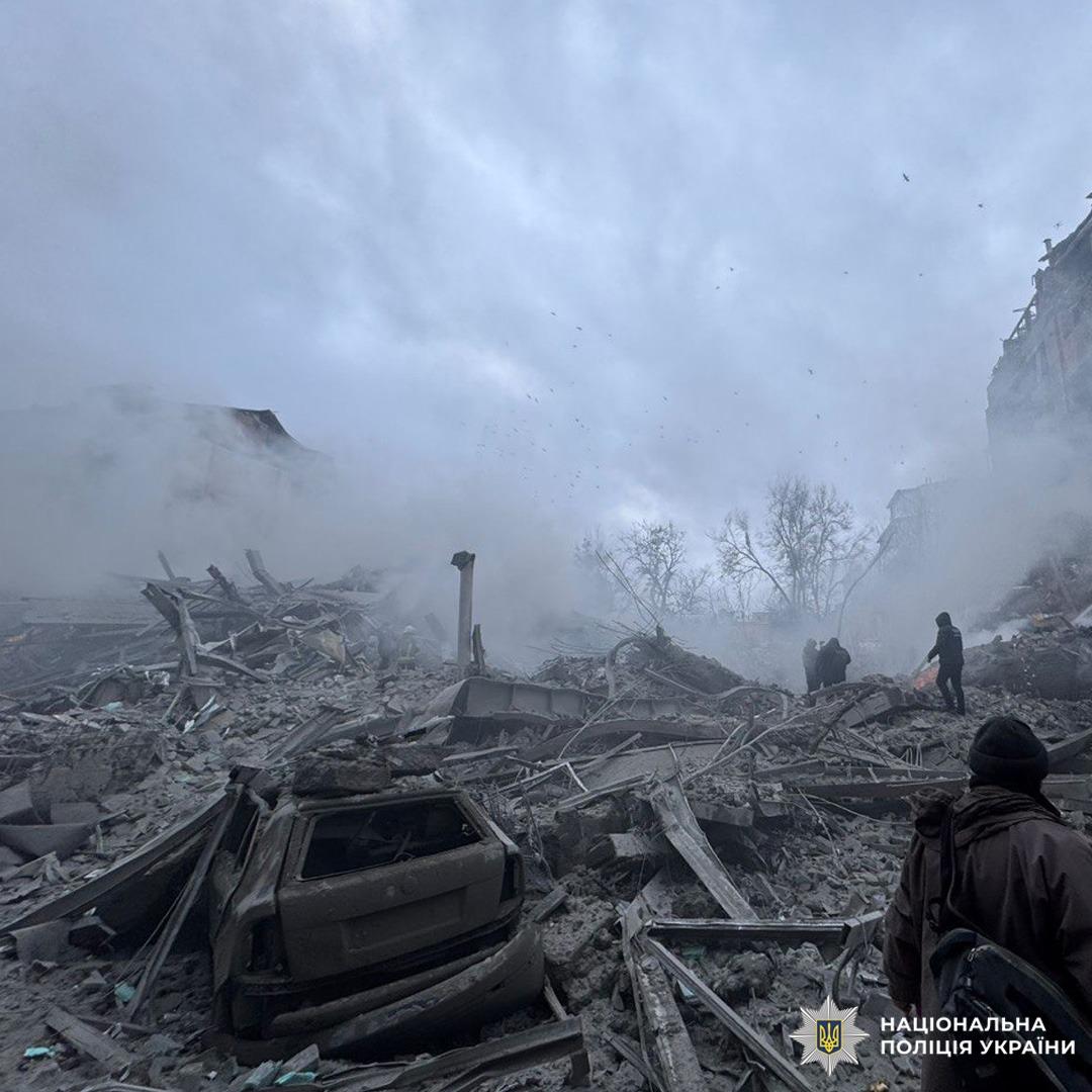 Автомобіль серед руйнувань після атаки, навколо уламки.