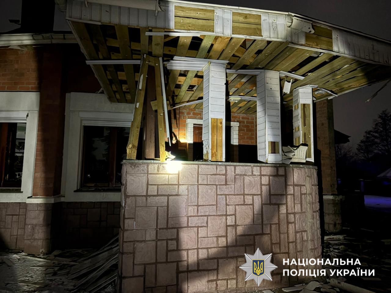 На фото зображено наслідки ворожої атаки.