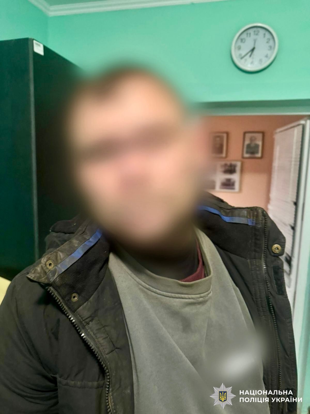 На фото зображений затриманий.