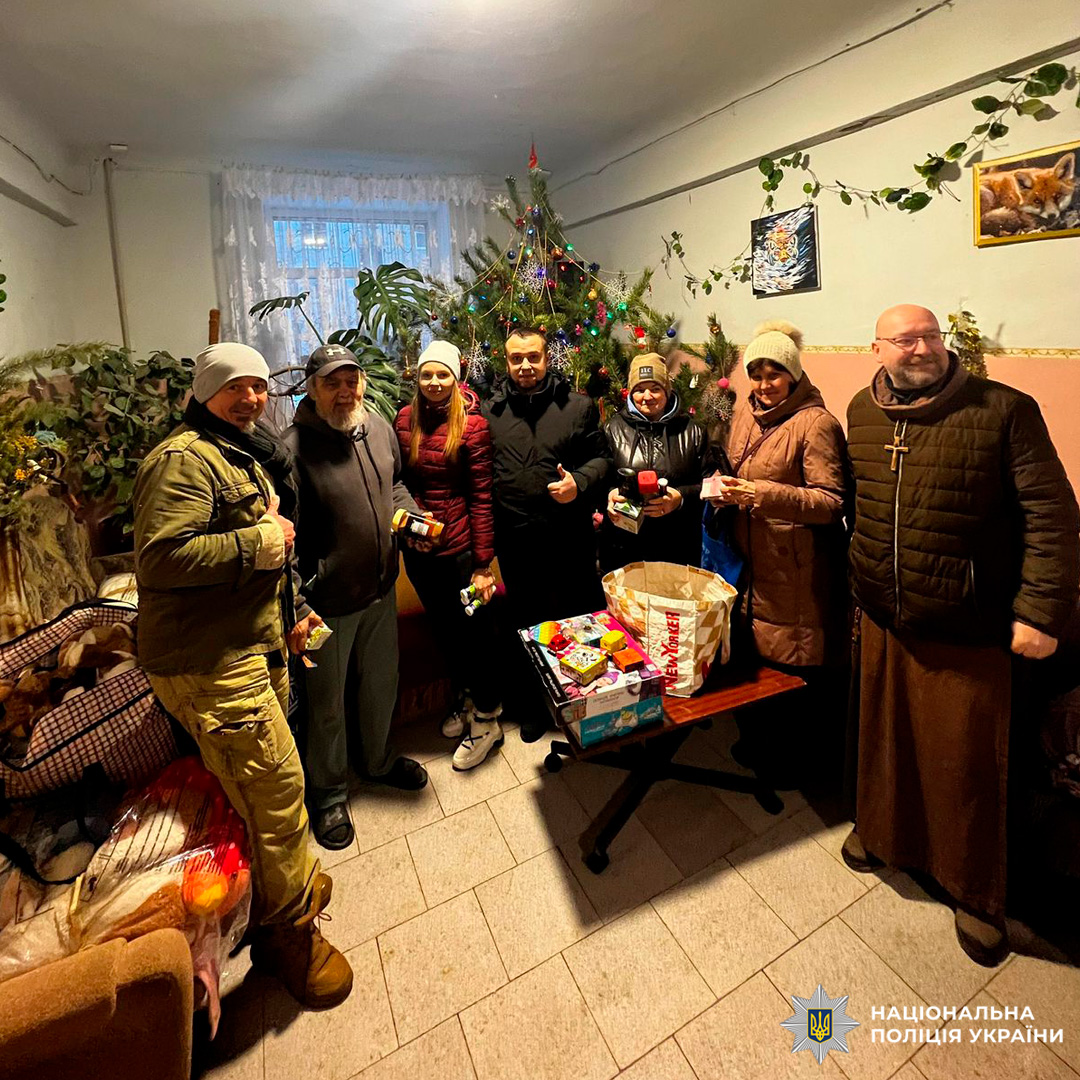 Працівники Національної поліції України біля різдвяної ялинки під час благодійної акції.