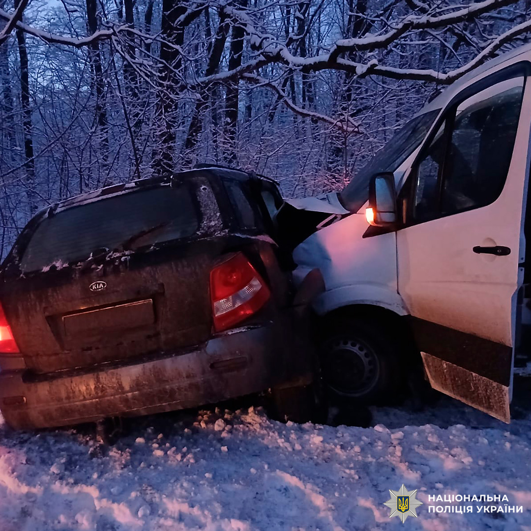 У зимовому лісовому масиві відбулося зіткнення білого мікроавтобуса з чорним легковим автомобілем Kia. Обидва транспортні засоби мають видимі пошкодження.