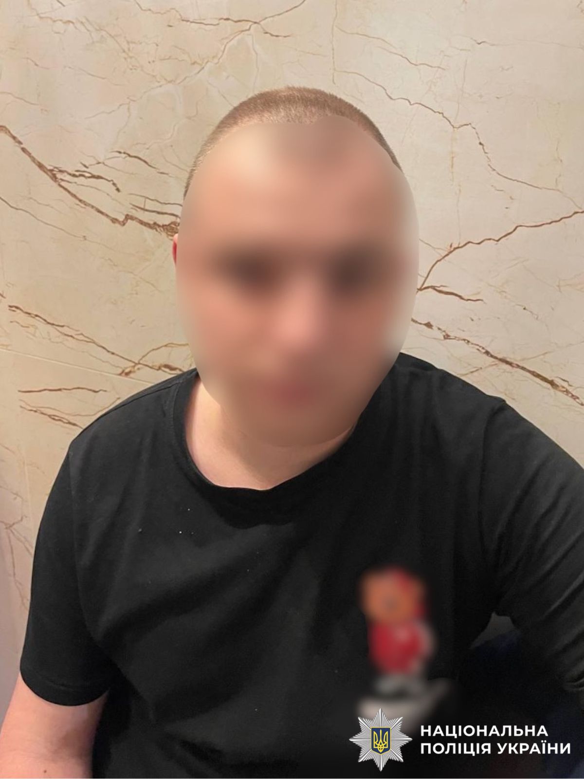 на фото зображено зловмисника