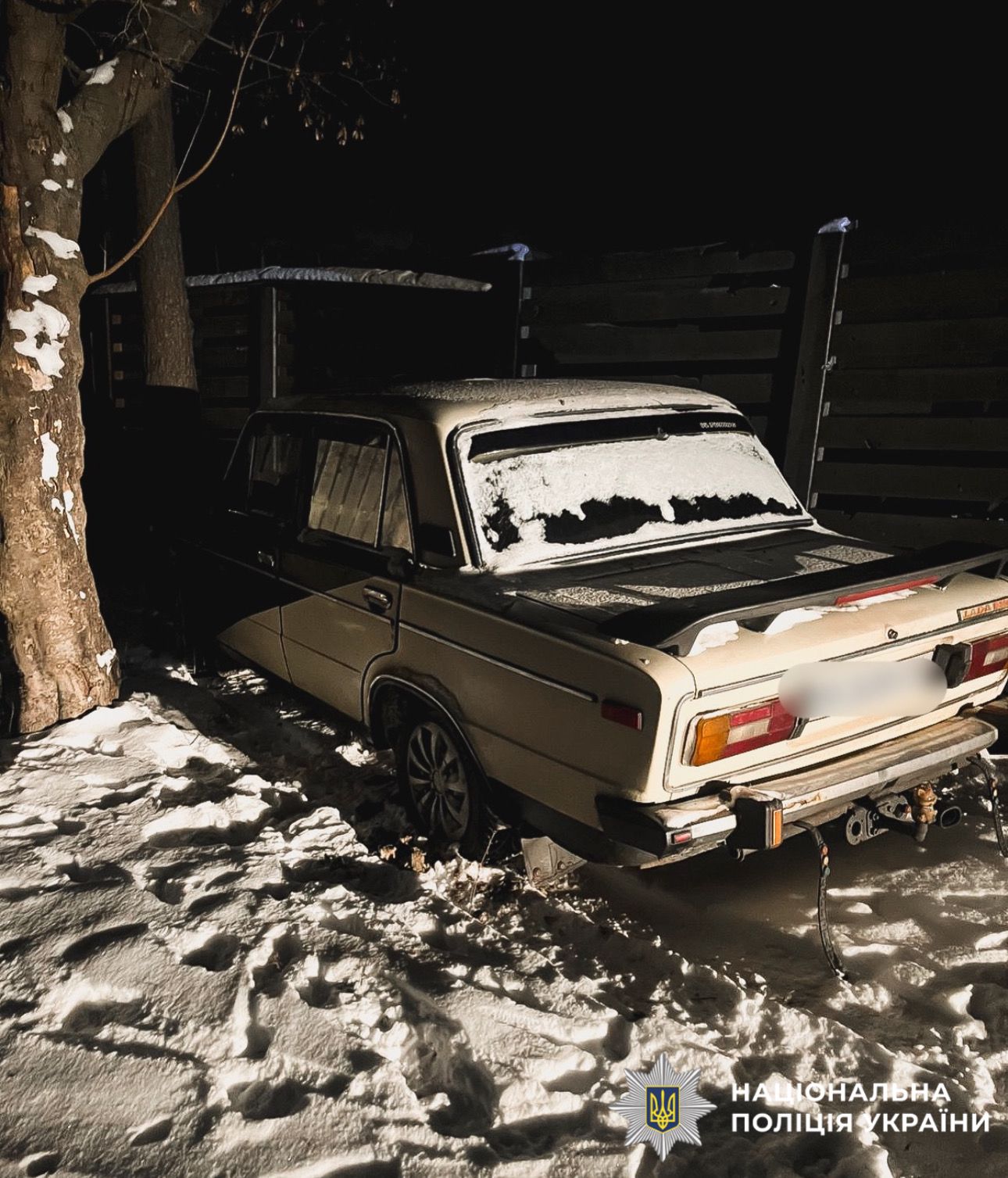 на фото зображено автомобіль