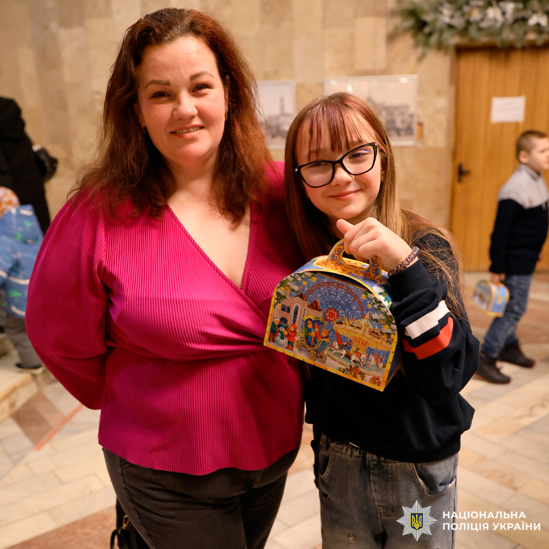 Жінка та дівчинка з подарунковою коробкою.