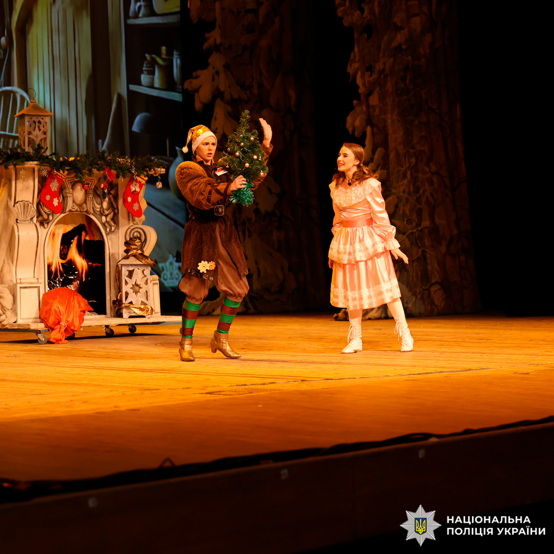 Театральна вистава з різдвяними декораціями, актори у костюмах на сцені.