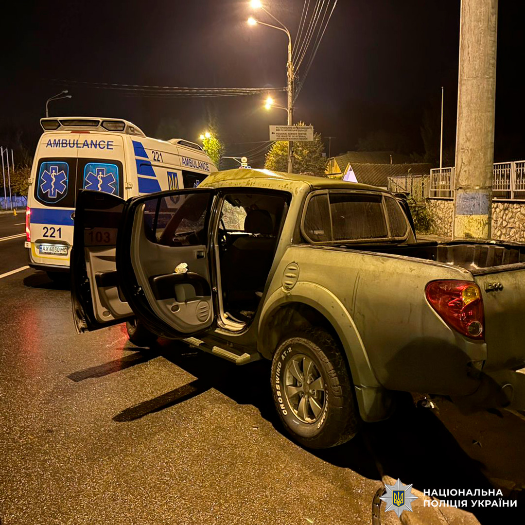 Нічна дорожня пригода: пошкоджений пікап і карета швидкої допомоги на місці події.