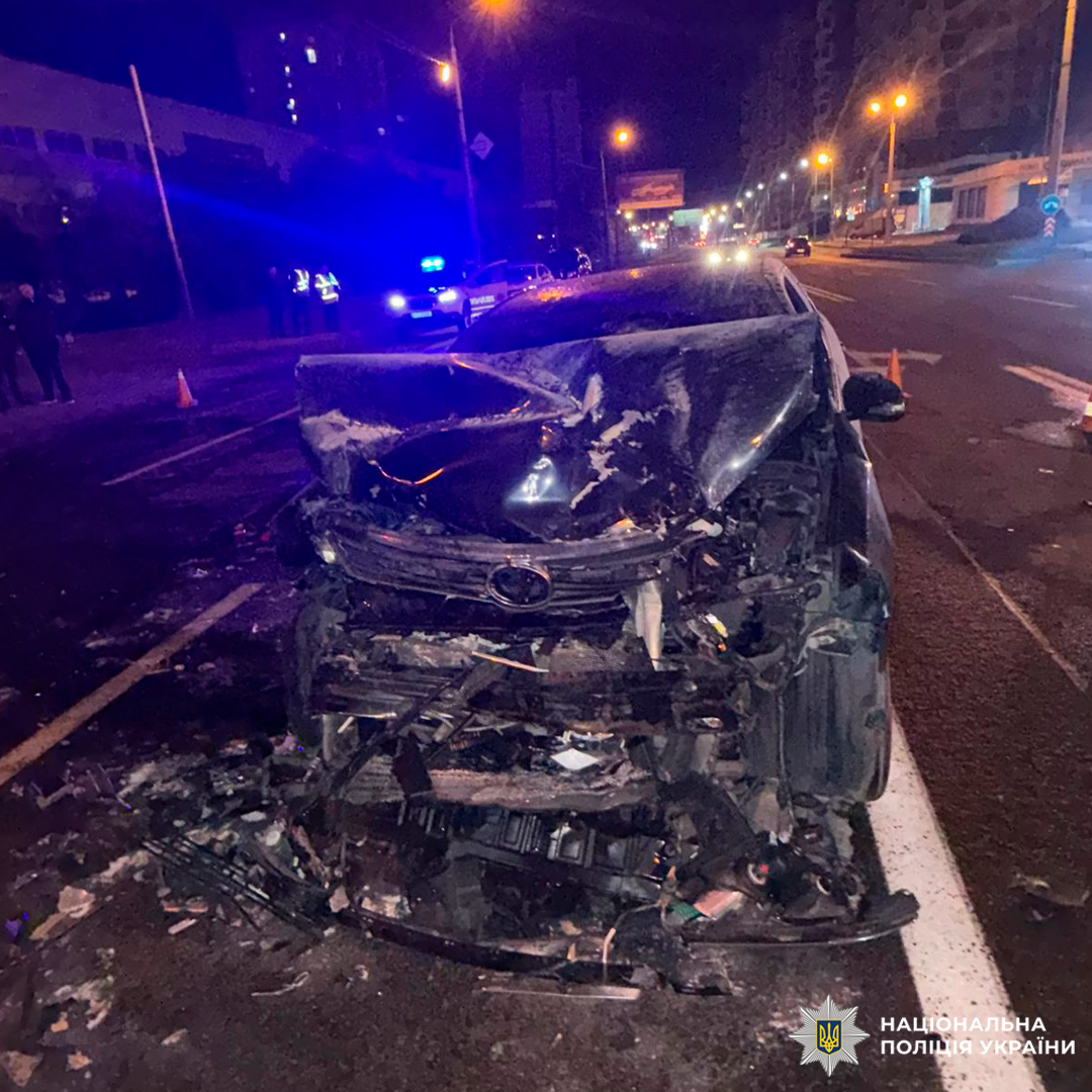 Серйозна ДТП у місті: пошкоджений автомобіль та робота поліції на місці події.