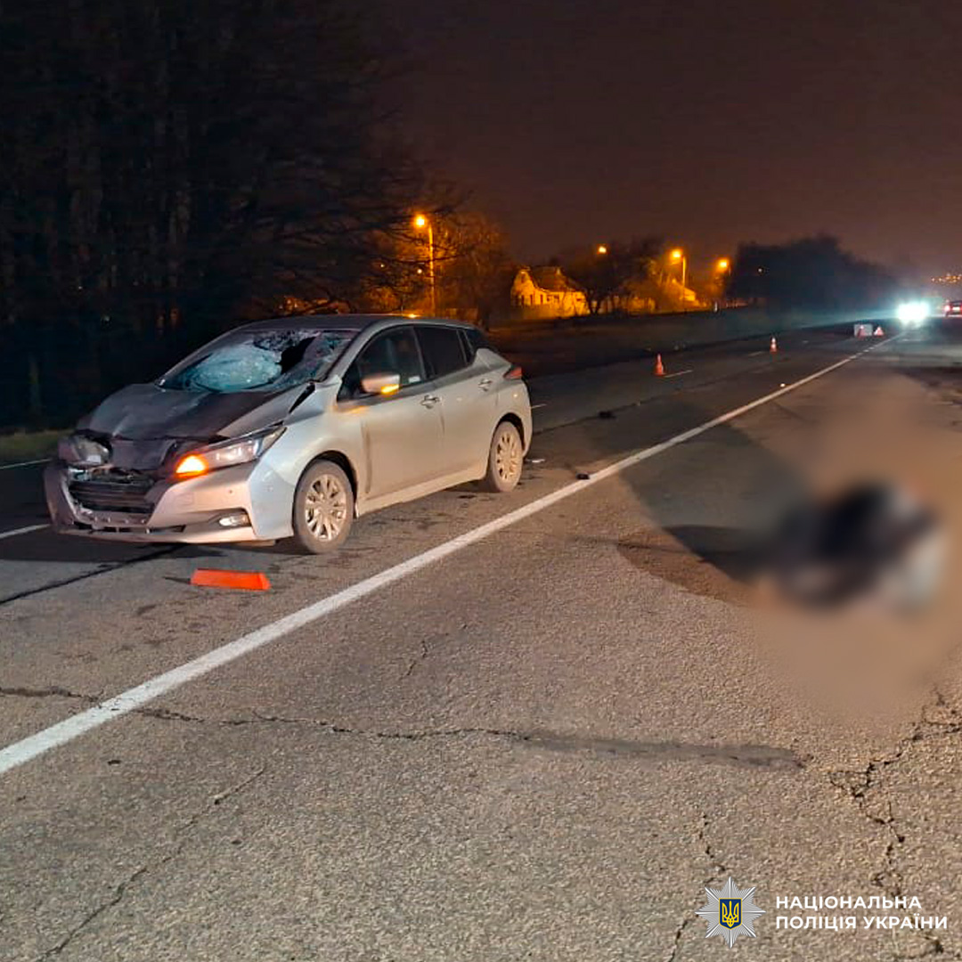 Серйозна ДТП у місті: пошкоджений автомобіль та робота поліції на місці події.