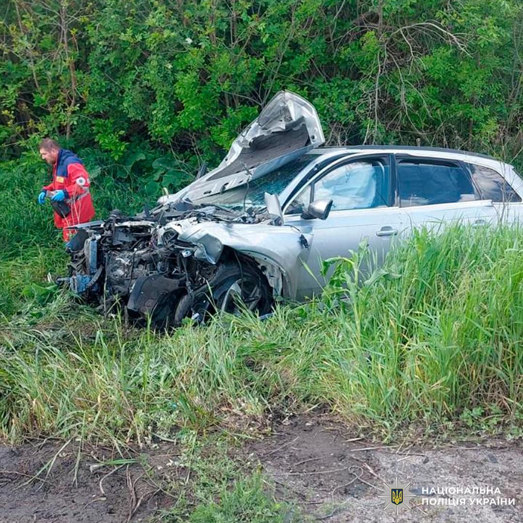 Серйозна ДТП у місті: пошкоджений автомобіль та робота поліції на місці події.