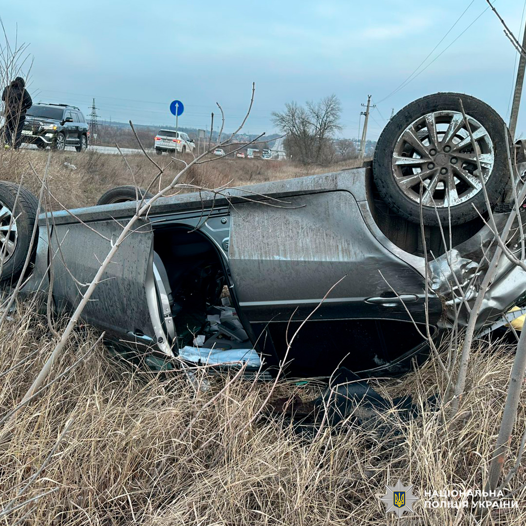 Серйозна ДТП у місті: пошкоджений автомобіль та робота поліції на місці події.