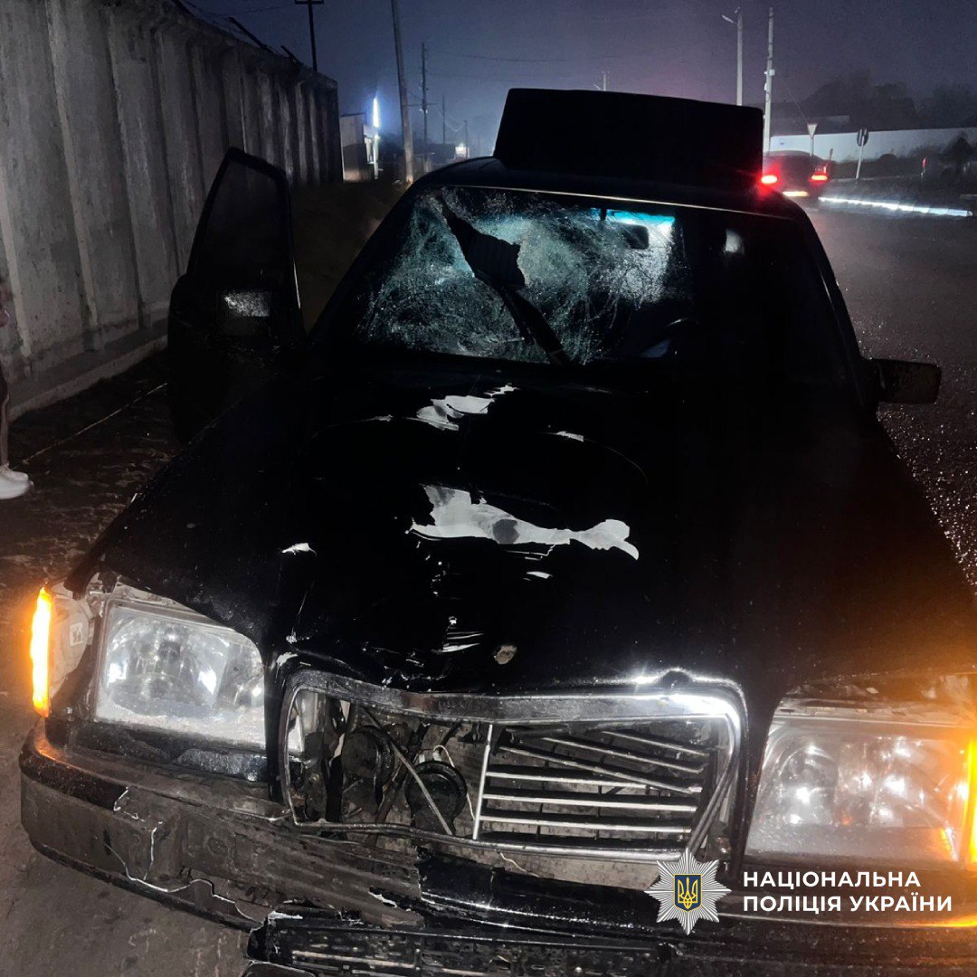 Серйозна ДТП у місті: пошкоджений автомобіль та робота поліції на місці події.