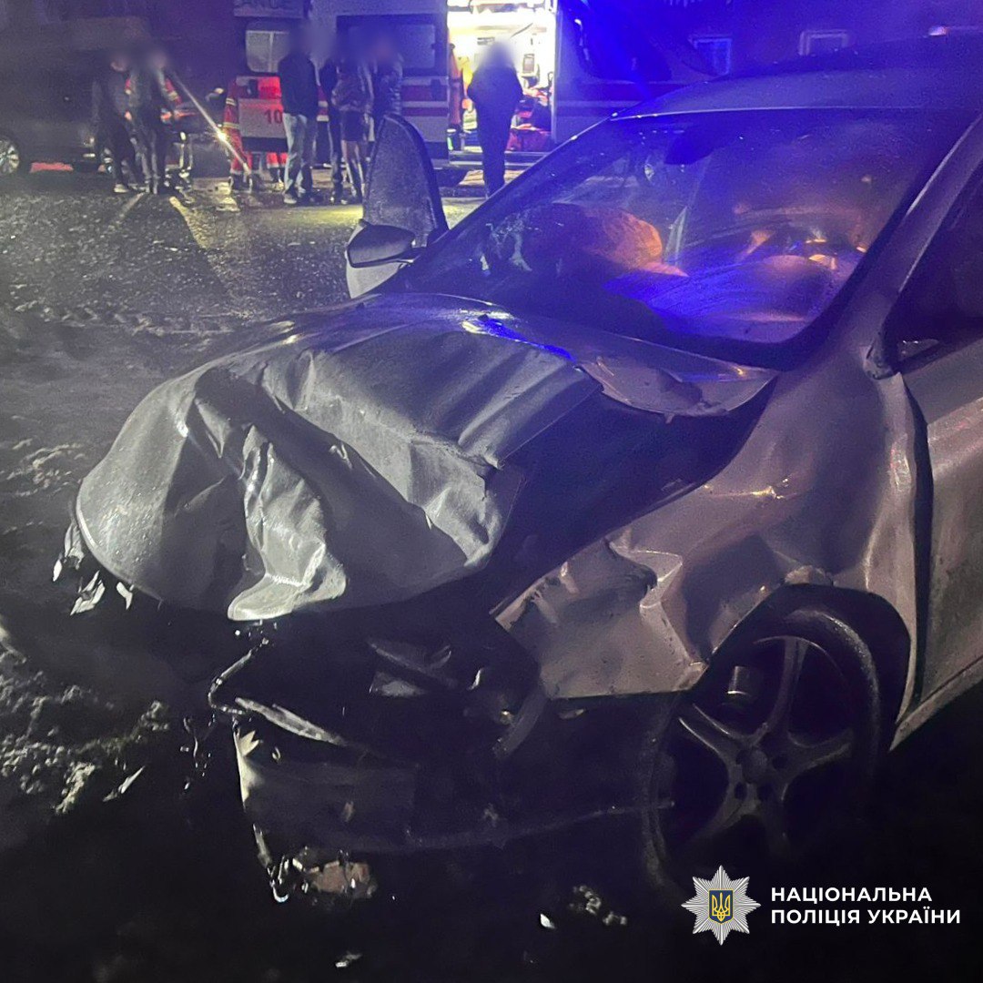 Серйозна ДТП у місті: пошкоджений автомобіль та робота поліції на місці події.