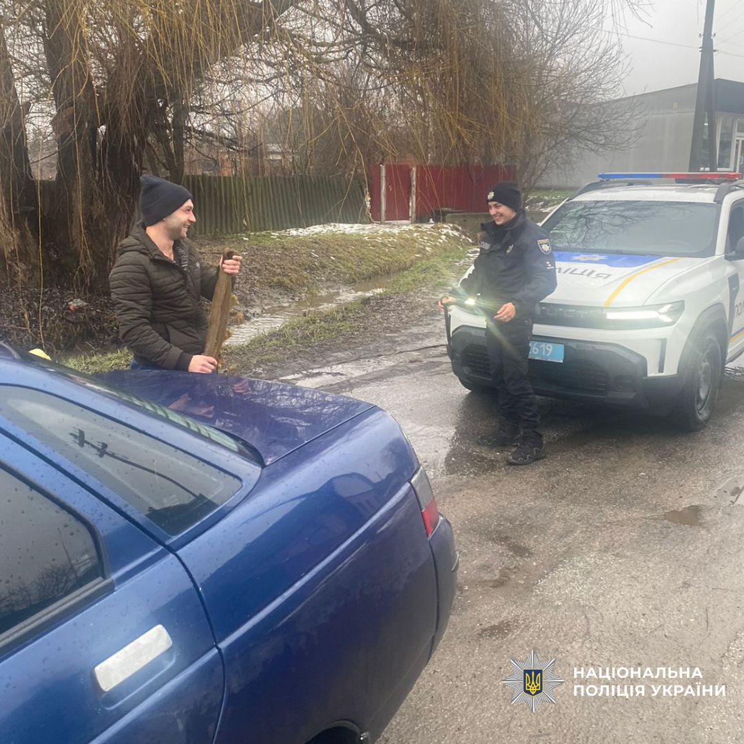 Працівники Богодухівського районного відділу поліції надали допомогу громадянину на дорозі
