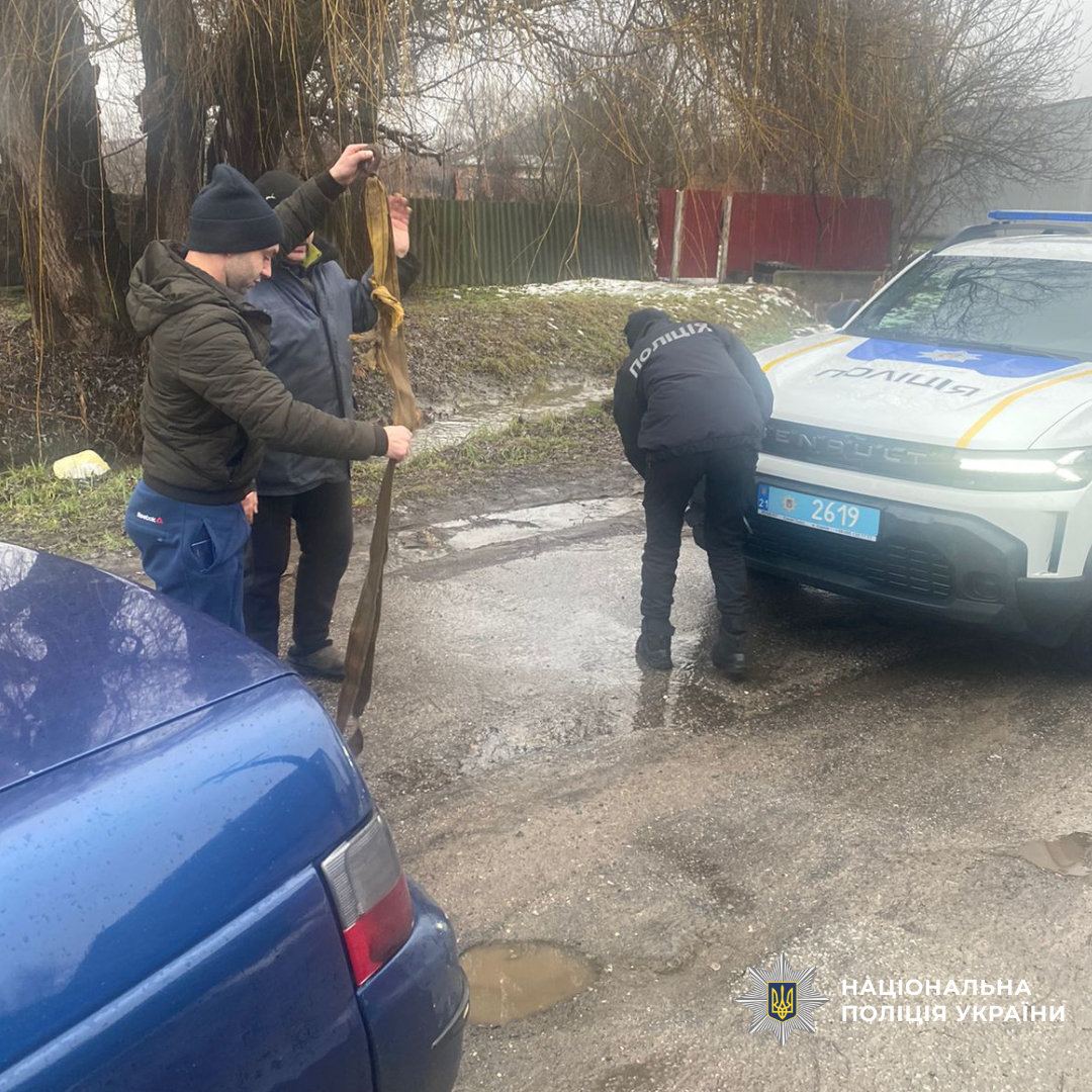 Працівники Богодухівського районного відділу поліції надали допомогу громадянину на дорозі