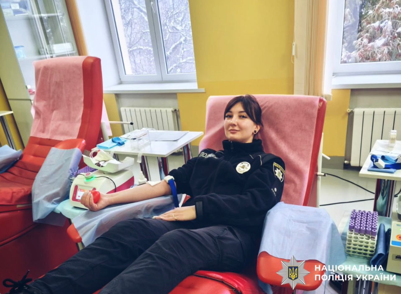 На фото зображена поліцейська під час здачі крові.