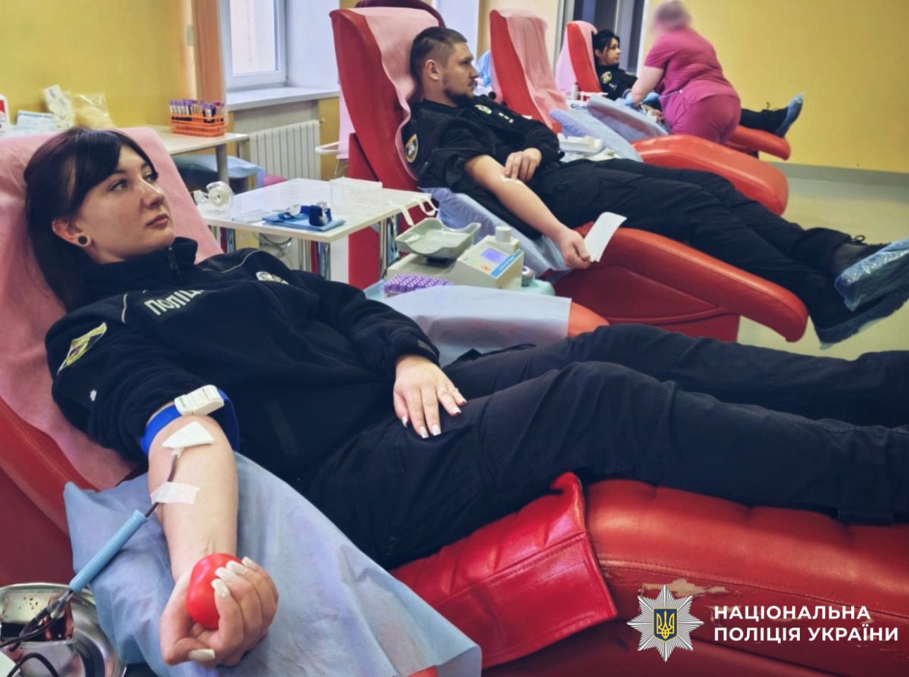 На фото зображені поліцейські під час здачі крові.