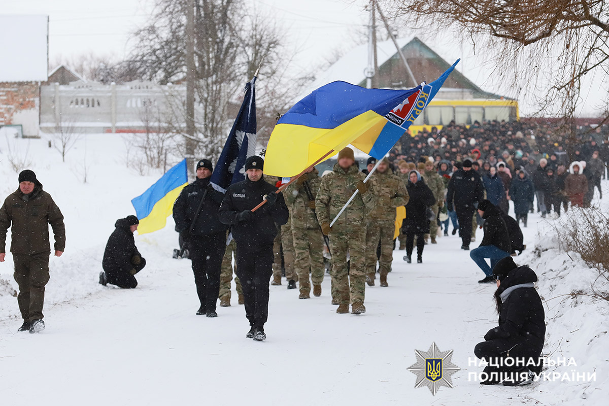 Провести Героя в останню дорогу зібралися рідні, друзі, односельці, побратими, керівництво та особовий склад поліції Хмельницької області, представники місцевої влади