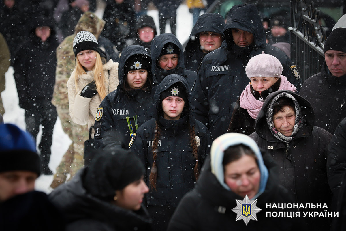 Колеги та рідні, які прийшли попрощатись із загиблим Героєм