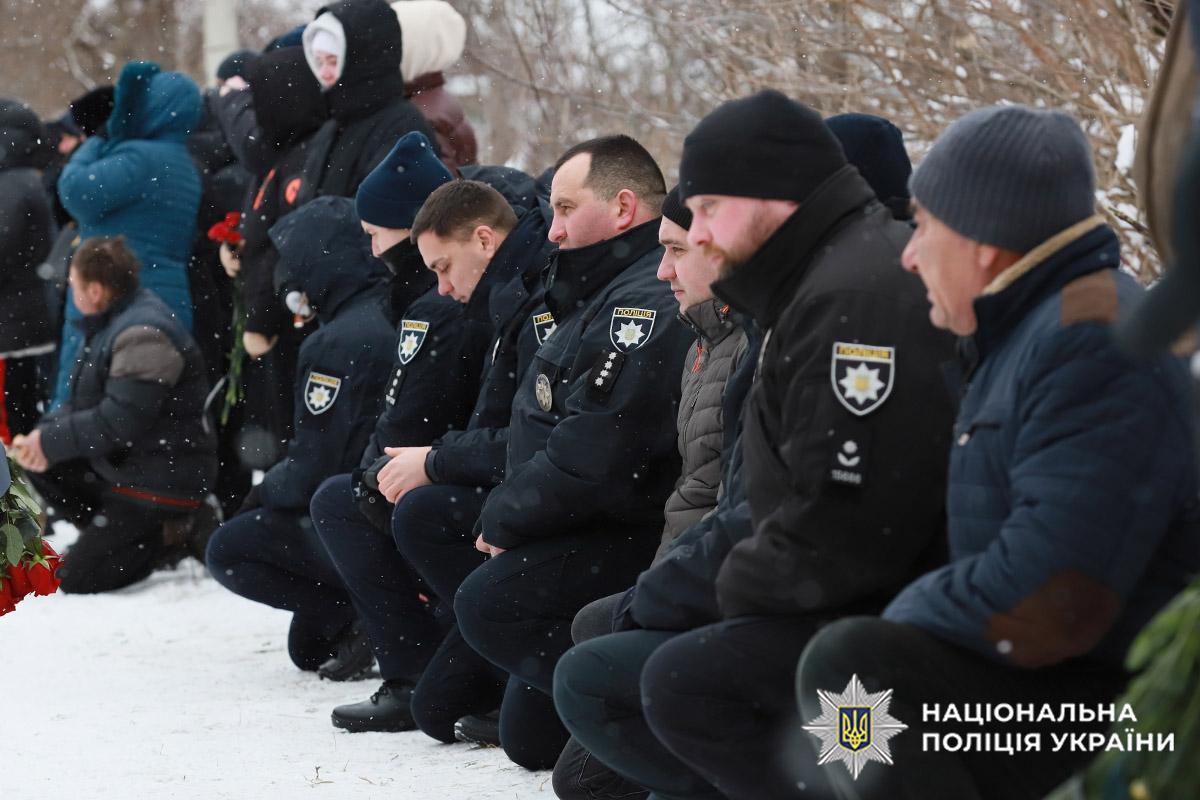 Поліцейські на колінах перед загиблим колегою
