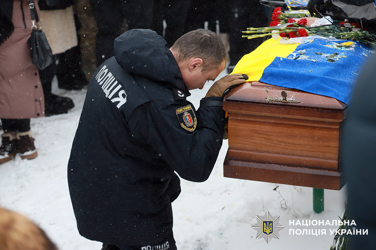 Поліцейський прощається з загиблим колегою біля його труни