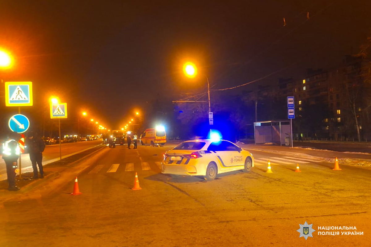 Поліцейський автомобіль із мигалками на місці ДТП.