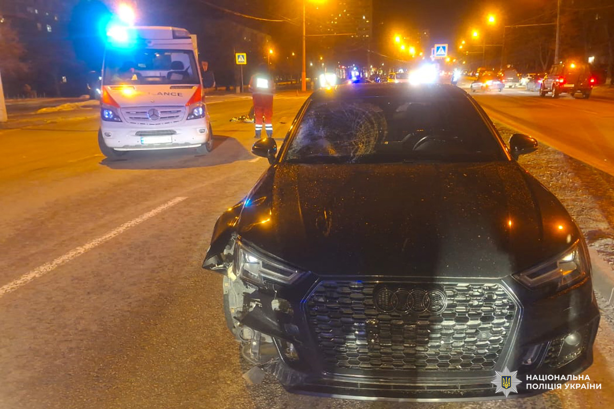 Пошкоджений автомобіль Audi після ДТП уночі.