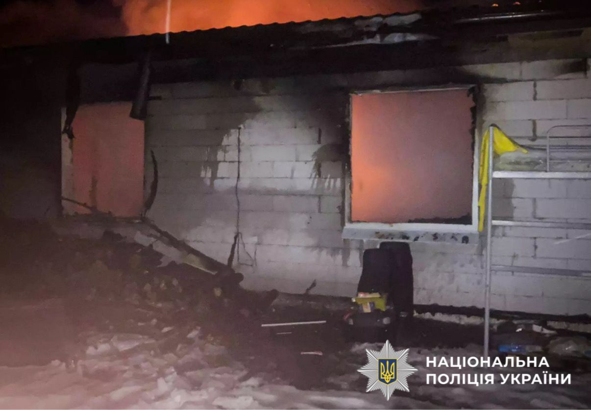 На фото зображено місце пожежі