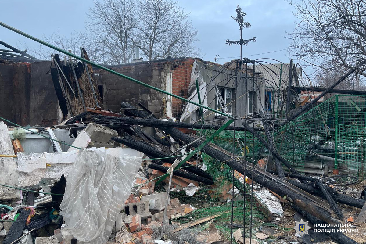 Зруйнована будівля з уламками та обгорілими конструкціями.