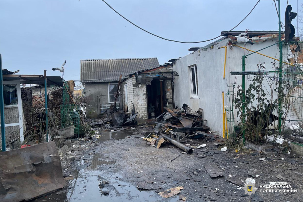 Зруйнована будівля з уламками та обгорілими конструкціями.