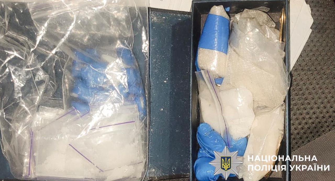 На фото зображено вилучені психотропні речовини.