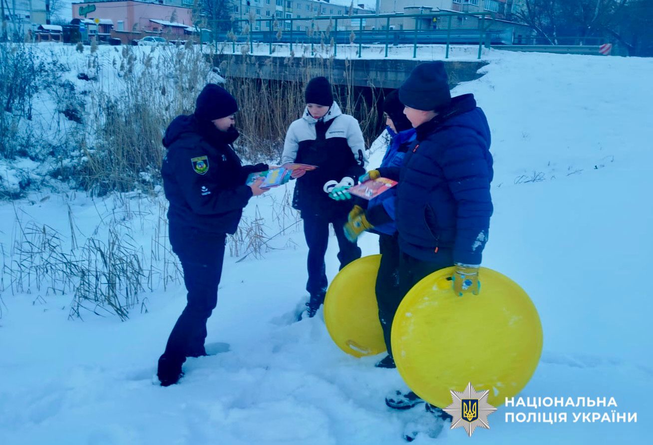 На фото зображена поліцейська та діти під час проведення профілактичних заходів.