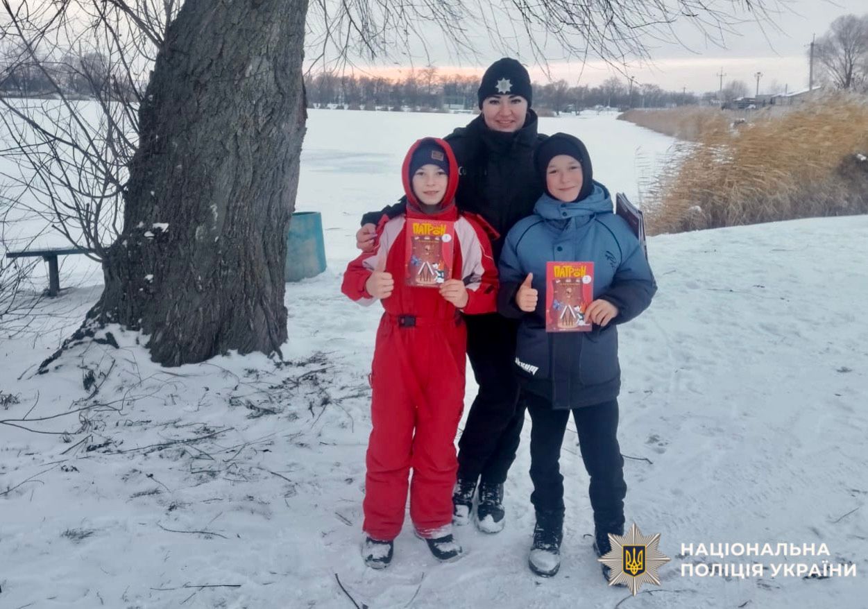 На фото зображена поліцейська та діти під час проведення профілактичних заходів.