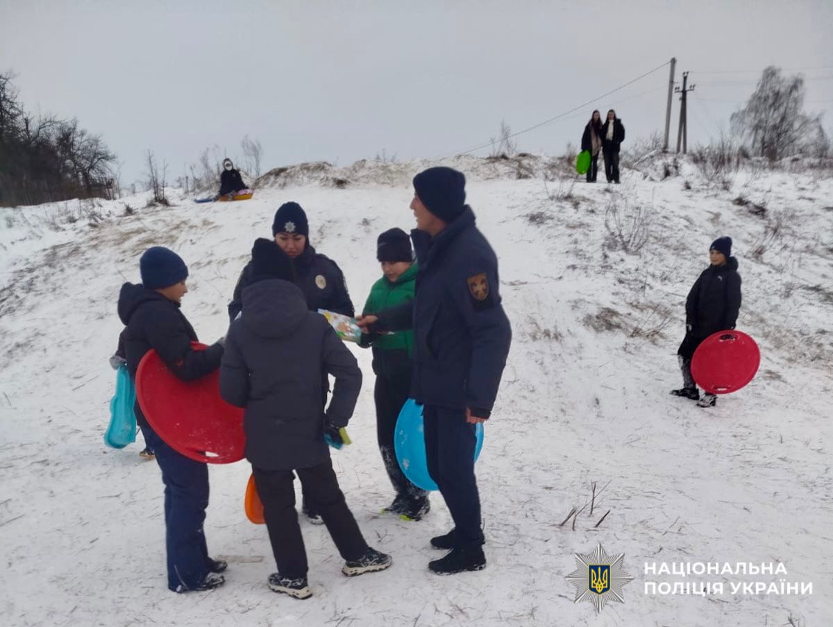 На фото зображена поліцейська та діти під час проведення профілактичних заходів.