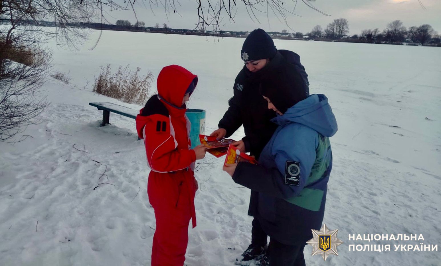 На фото зображена поліцейська та діти під час проведення профілактичних заходів.