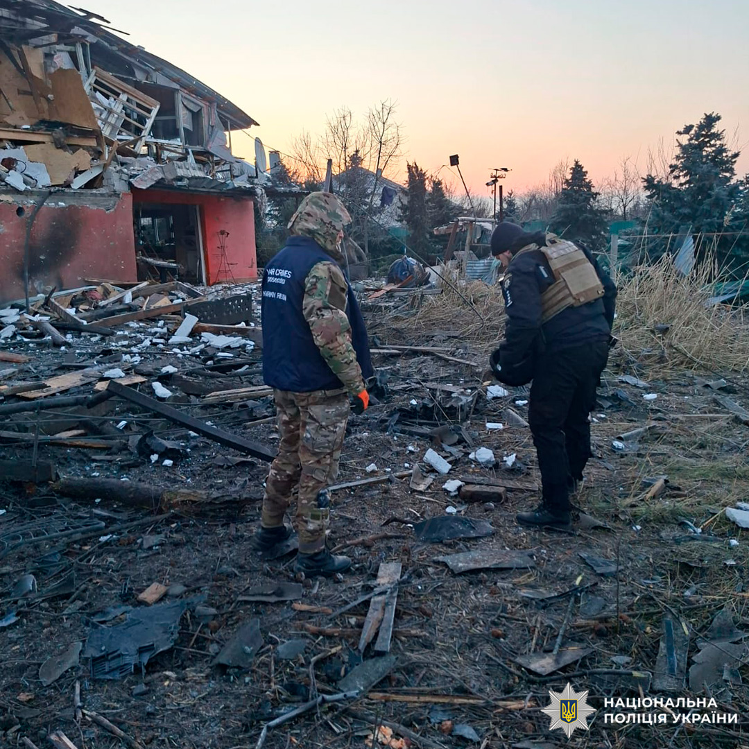 Поліцейські вибухотехніки працюють серед руїн зруйнованої будівлі.