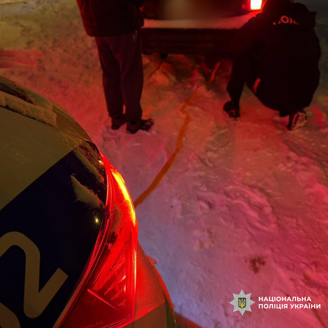 Поліцейські Харківщини надають допомогу учасникам дорожнього руху під час ускладнення погодних умов