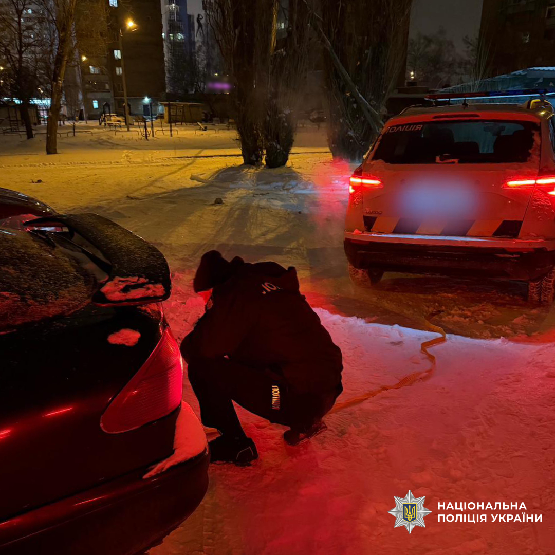 Поліцейські Харківщини надають допомогу учасникам дорожнього руху під час ускладнення погодних умов