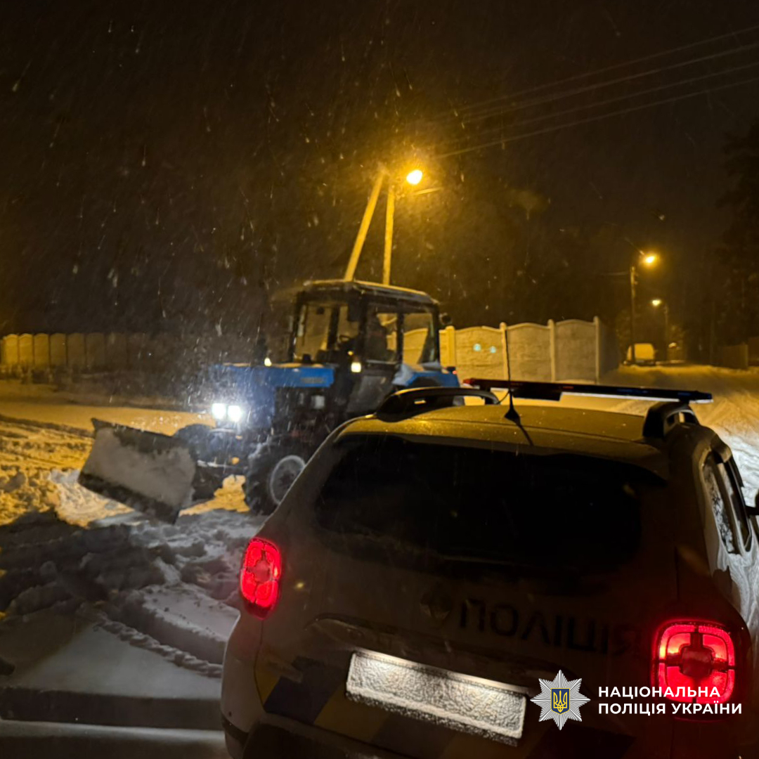 Поліцейські Харківщини надають допомогу учасникам дорожнього руху під час ускладнення погодних умов