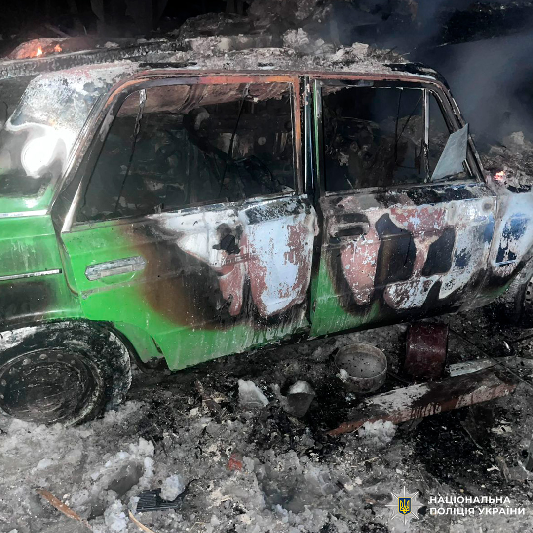 Згорілий зелений автомобіль із сильними пошкодженнями.