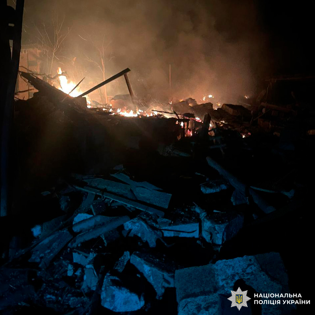 Наслідки вибуху: уламки та пожежа.