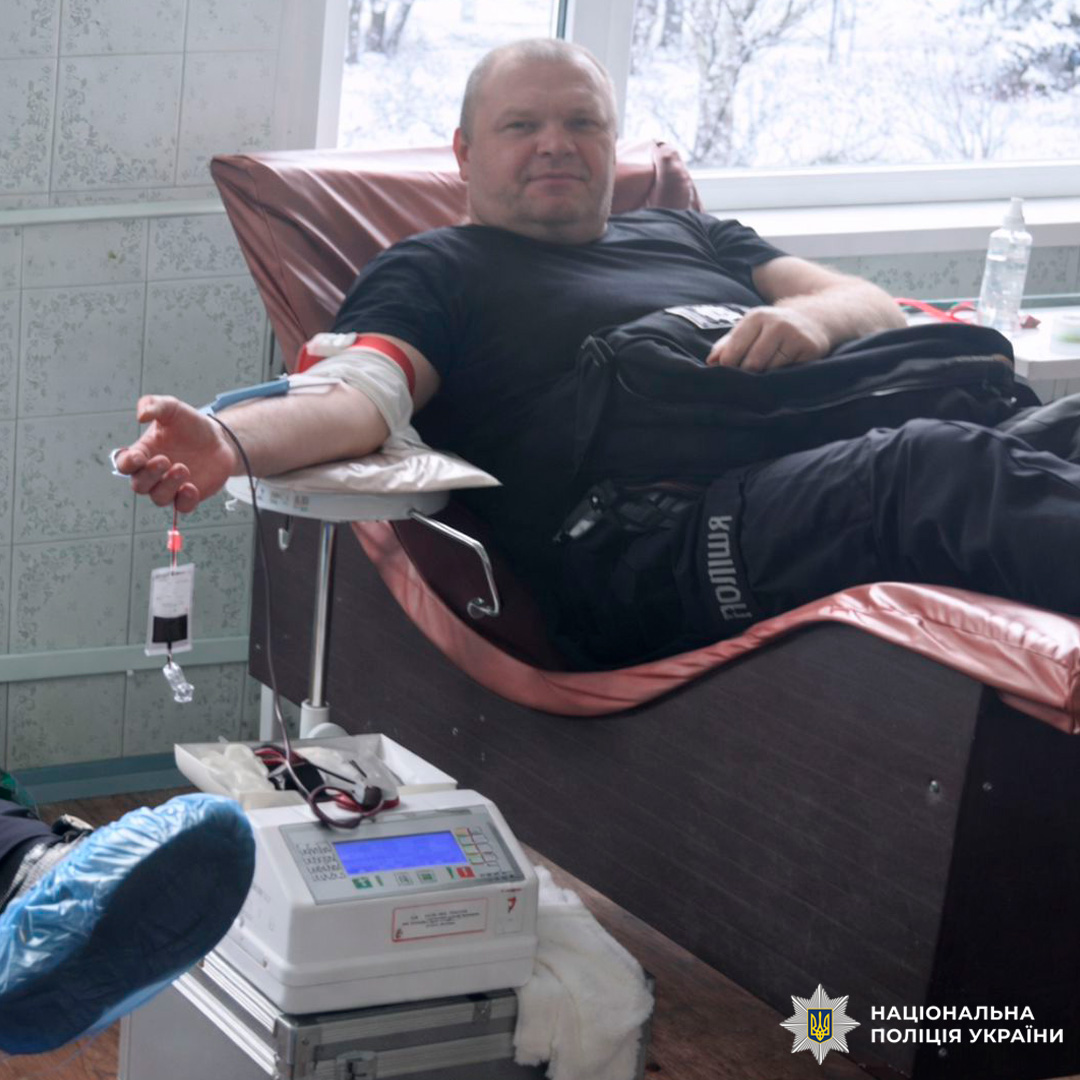 Особа здає кров у медичному закладі.