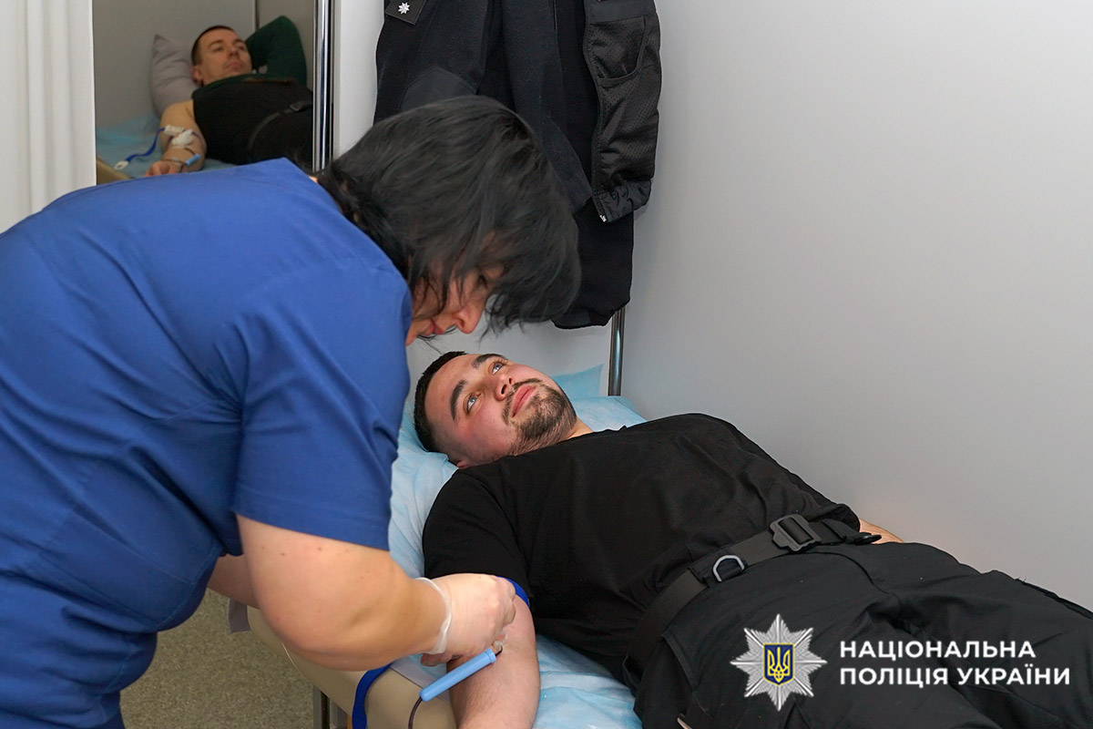 У Хмельницькому поліцейські та нацгвардійці здали 28 літрів крові для поранених захисників