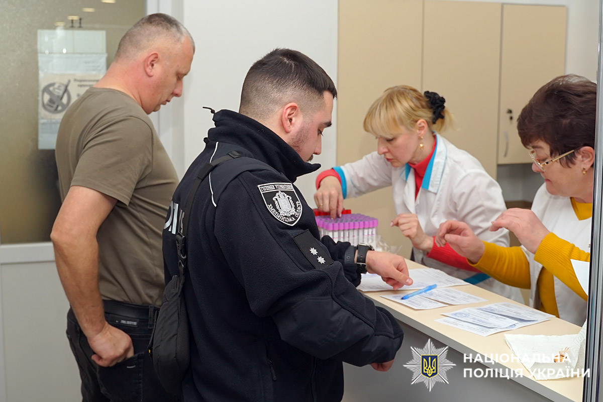 У Хмельницькому поліцейські та нацгвардійці здали 28 літрів крові для поранених захисників