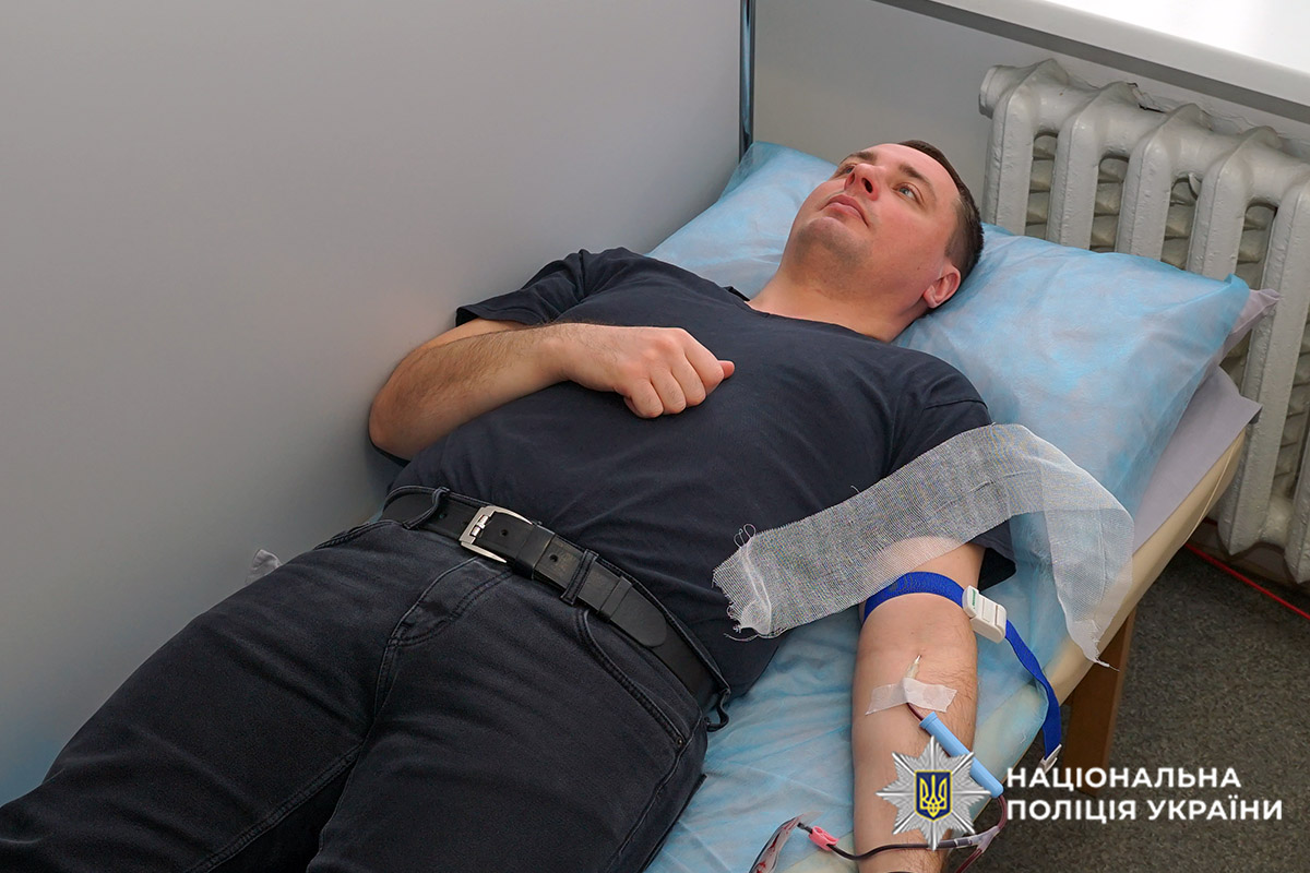У Хмельницькому поліцейські та нацгвардійці здали 28 літрів крові для поранених захисників