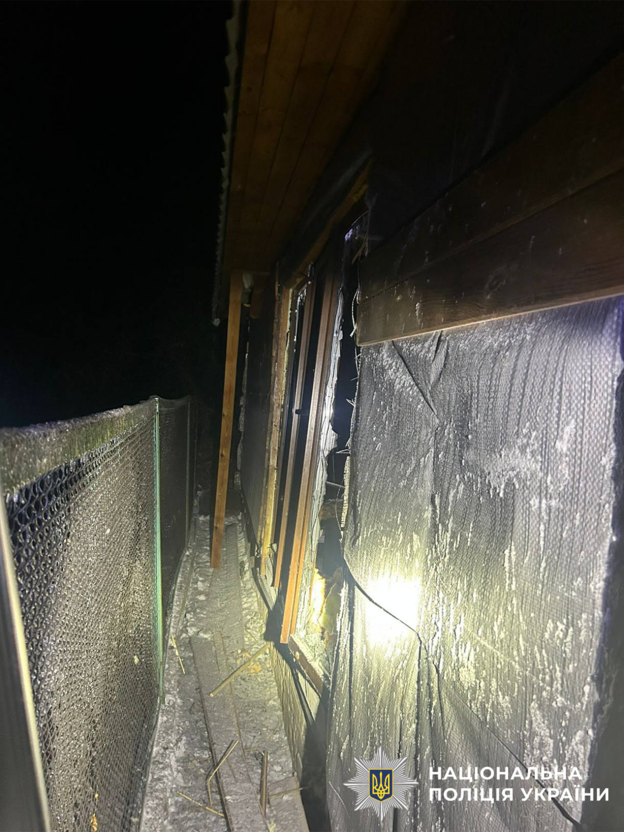 На фотографії зображені наслдіки ворожої атаки.