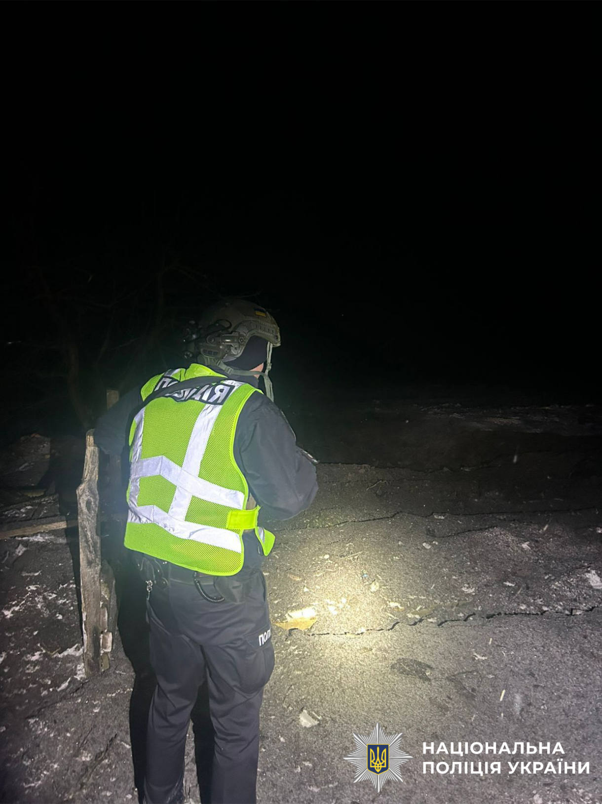 На фотографії зображений поліцейський та наслдіки ворожої атаки.