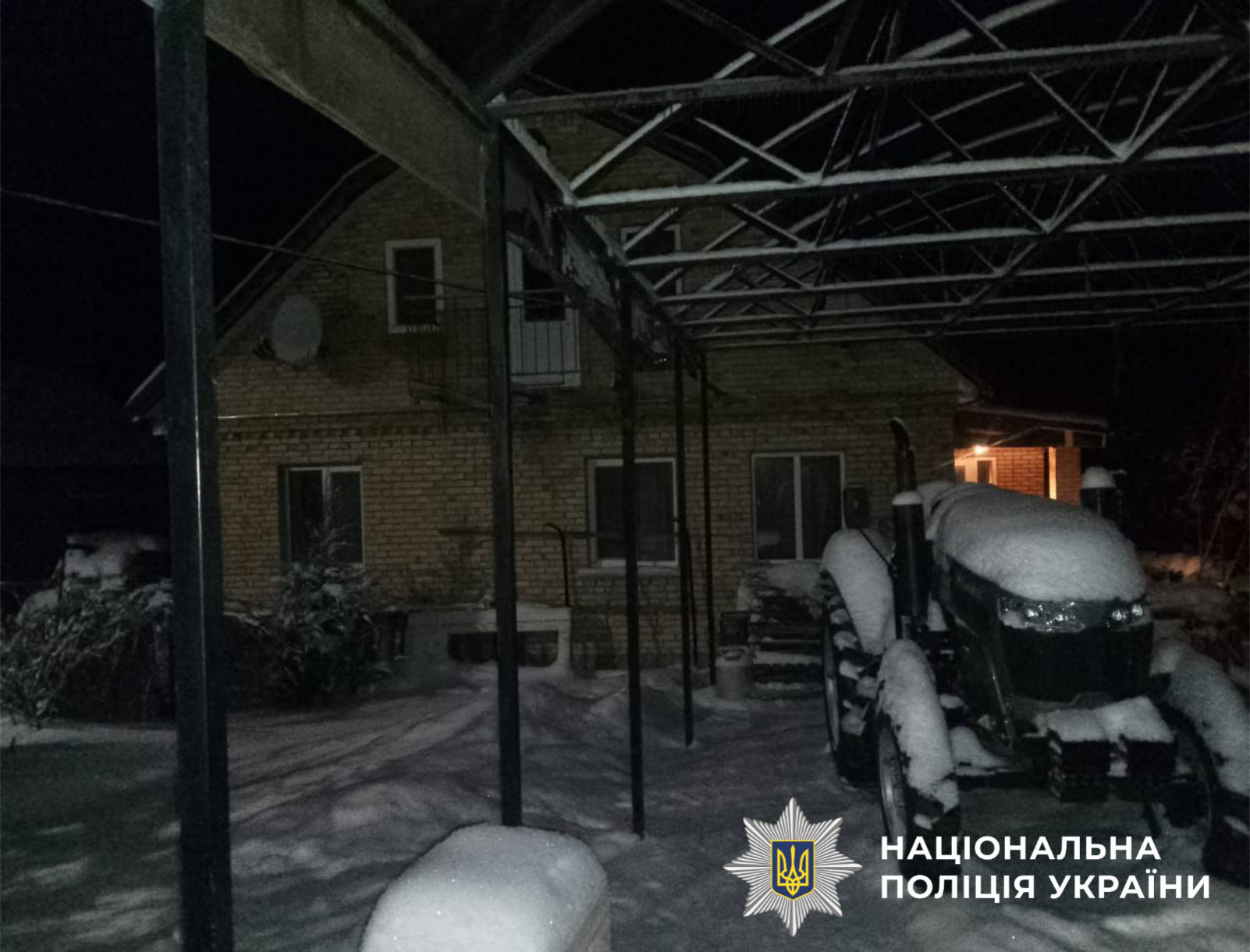 На фотографії зображені наслдіки ворожої атаки.