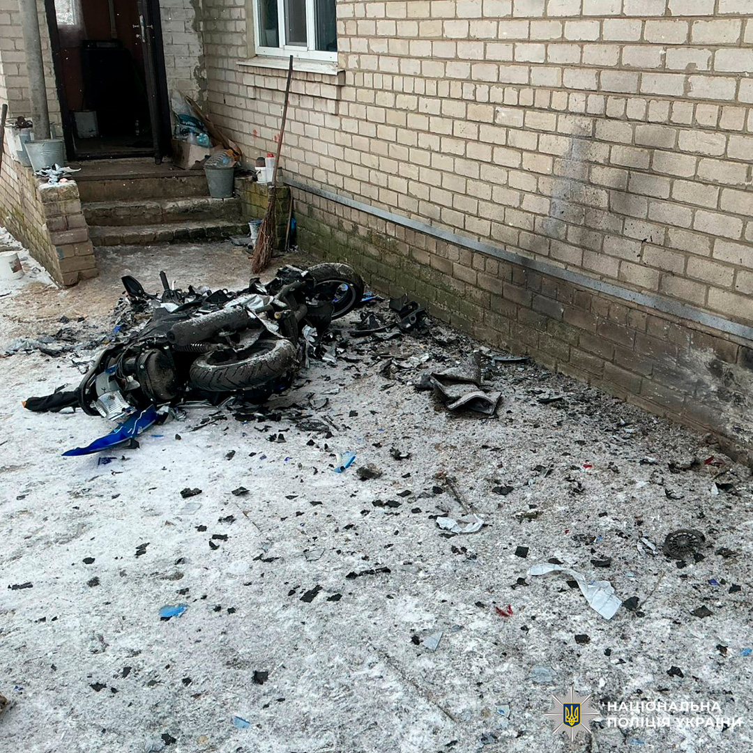 Пошкоджений житловий будинок із тріщиною в стіні.